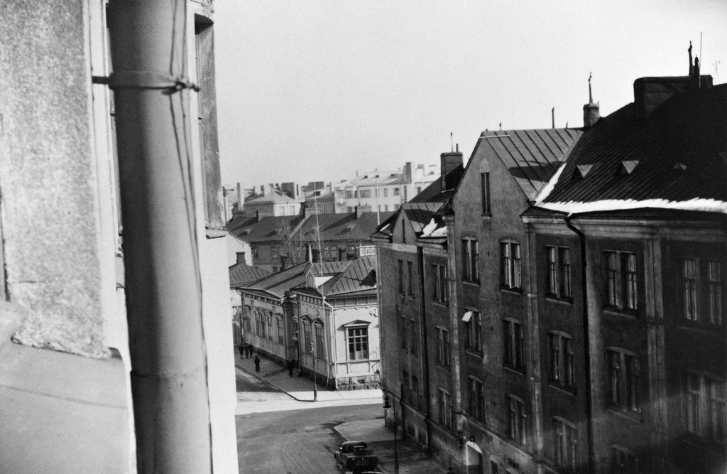 Pietarinkatu 8 ja 6 nähtynä Pietarinkatu 9:n ikkunasta.