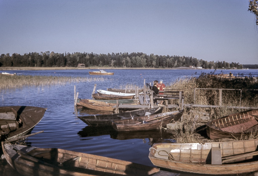Herttoniemi, Strömsinlahti. Laituri ja puisia soutuveneitä rannassa.