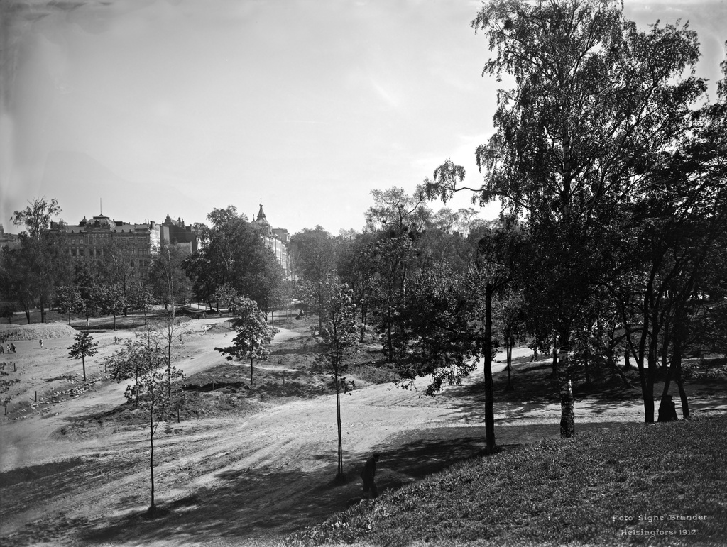 Kaisaniemi. Taustalla Unioninkadun ja Liisankadun kulma.