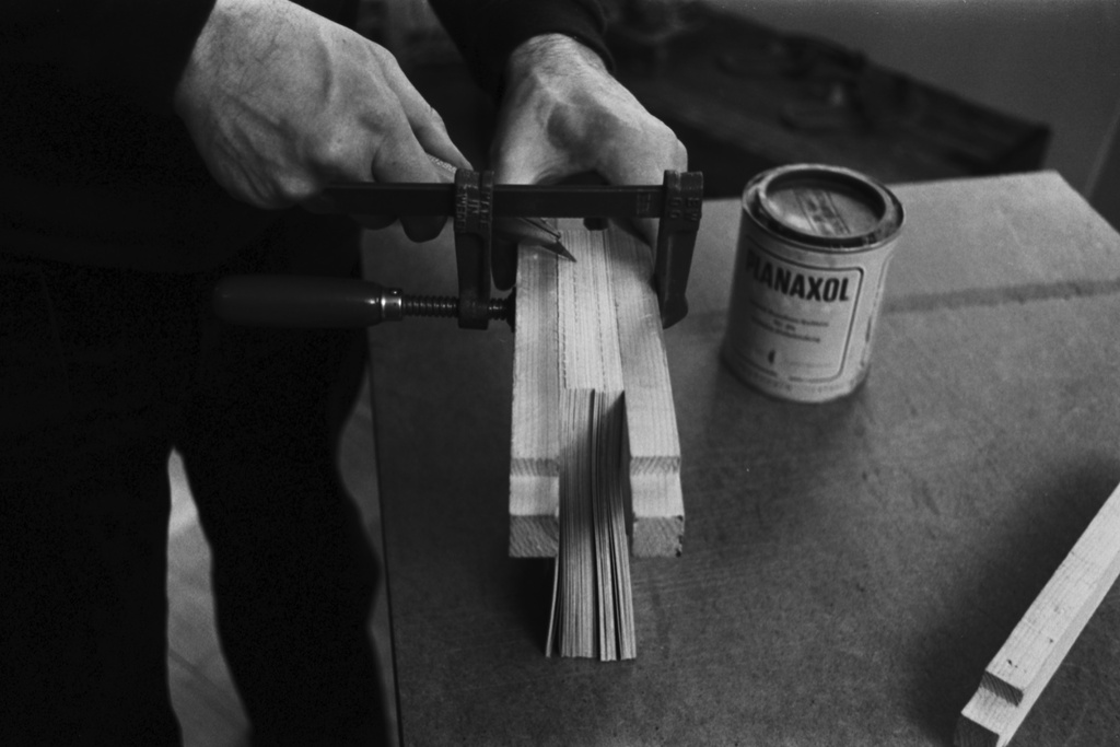 Liisankatu 7. Valokuvaaja Simo Rista valmistelemassa Romania-aiheista valokuvakirjaa liimaamista varten. Vuorossa viiltojen teko Stanley-veitsellä kirjan selkään.