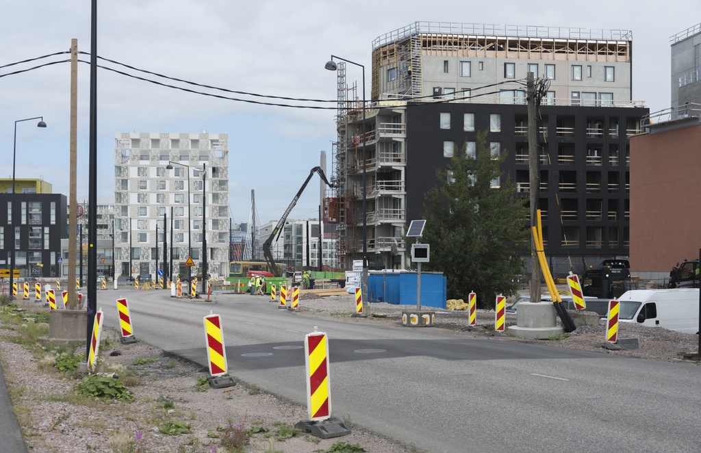 Jätkäsaaren dokumentointi. Länsisatamankatu 34 rakenteilla. Taustalla Länsisatamankatu 23, raitiovaunu 8 ja Crusellin silta. Etualalla tilapäisiä katujärjestelyjä.