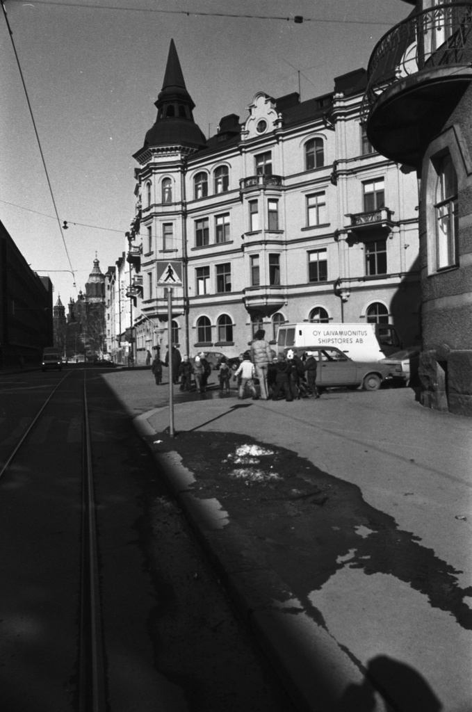 Kruunuvuorenkatu. Vironniemen päiväkodin lapsia kävelemässä Kruunuvuorenkadulla. Näkymä Kruunuvuorenkatu 7:n edestä luoteeseen Uspenskin katedraalin suuntaan.