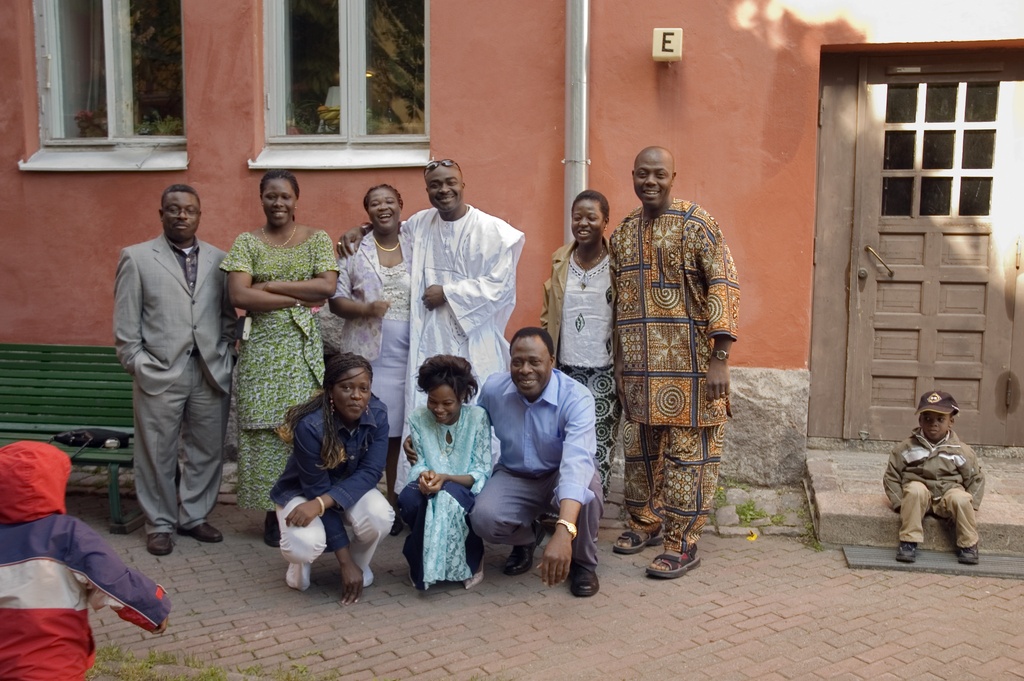 Martina Haklin syntymäpäivät 2006. Aleksis Kiven katu 40. Ryhmäpotretin keskellä edessä Martina Hakli.