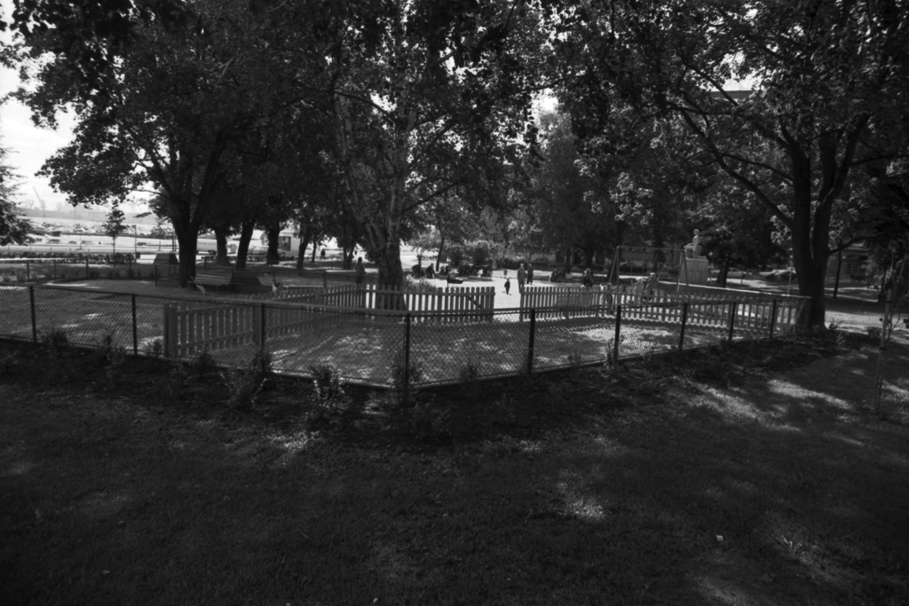 Liisanpuistikko. Kesäinen Liisanpuistikko, jossa verkkoaidat ja lauta-aitaa leikkialueiden ympärillä. Näkymä Liisankadulta Pohjoisrannan suuntaan.