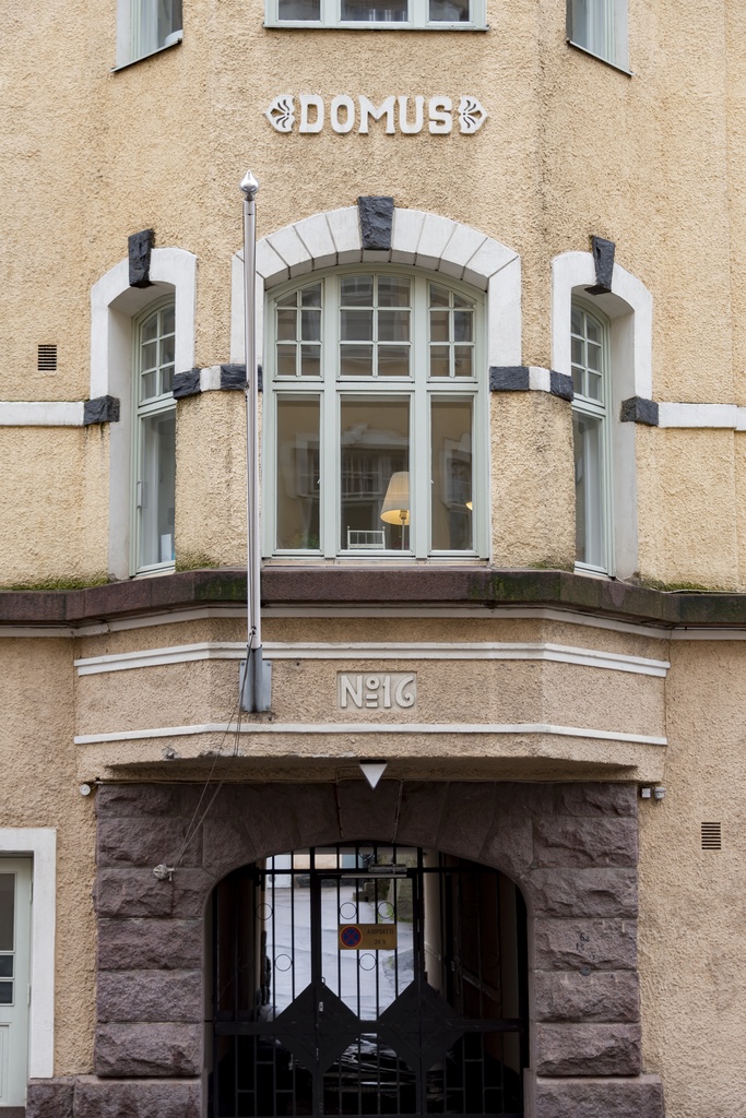Tehtaankatu 16. G.W. Nybergin suunnittelema rakennus "Domus" vuodelta 1907. Yksityiskohta - erkkeri ja portti.