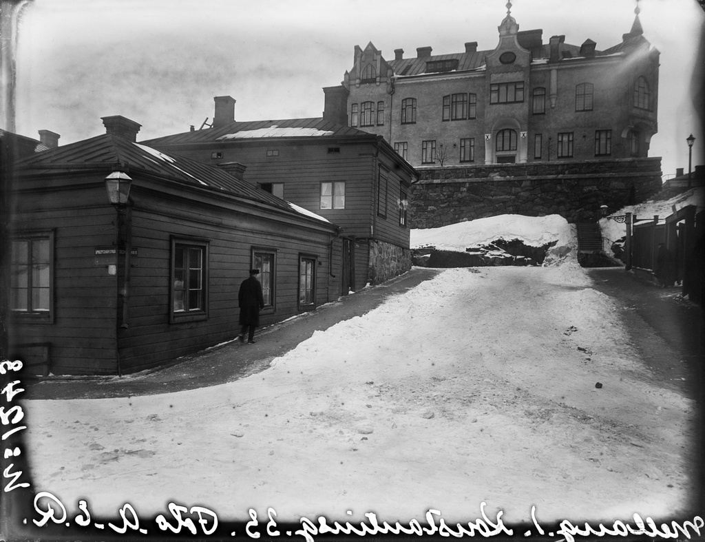 Välikatu 1 - Kristianinkatu 5 (vas.). Taustalla Kristianinkatu 4 (ns. Gripenbergin talo).
