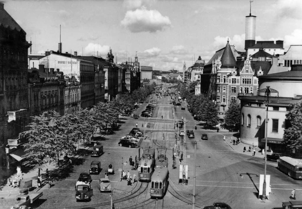 Mannerheimintien alkupäätä. Oikealla Ruotsalainen teatteri. Mannerheimintie 1, 2, 4, 6, 8 - Eteläesplanadi 9.