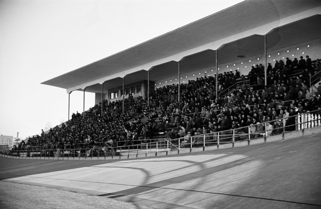 Velodrom, Helsingin pyöräilystadion, moottoripyöräkilpailut. Katsomo.
