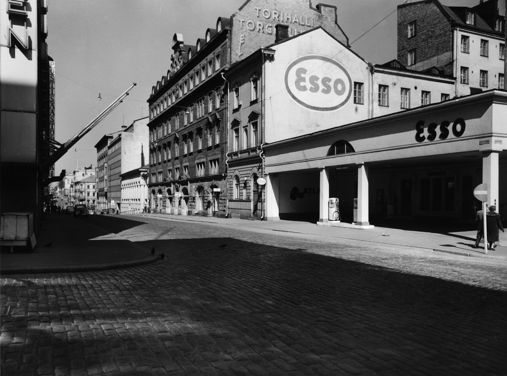 Unioninkatu 13, 15, 17, 19, 21. Oikealla Esso huoltamo.