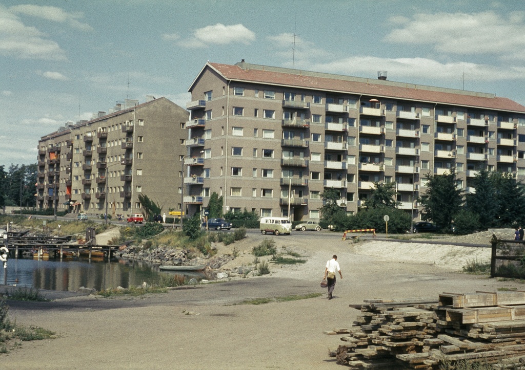 Merikannontien ja Pohjoisen Hesperiankadun kulma. Etualalla Taivallahden rantaa, taustalla kerrostalot Merikannontie 3, 1 (Pohjoinen Hesperiankatu 37).