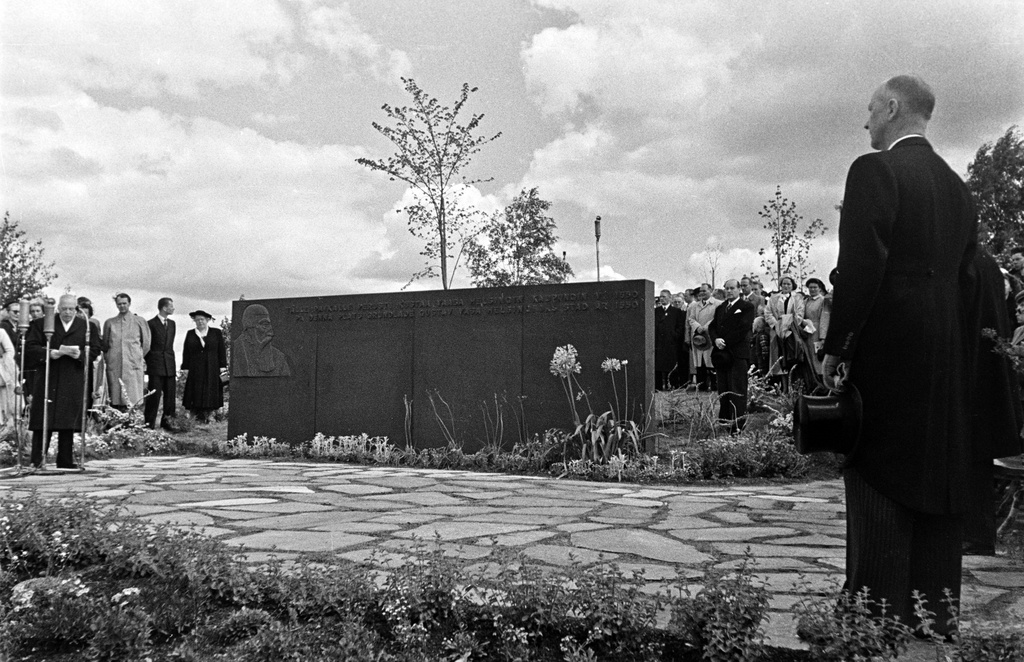 Vanhakaupunki, Kirkkorinne. Helsingin 400-vuotismuistomerkin paljastustilaisuus. Keskellä kuvanveistäjä Yrjö Rosolan suunnittelema muistomerkki, jossa Kustaa Vaasan profiilikuva ja teksti "Tälle paikalle perusti Kustaa Vaasa Helsingin kaupungin vuonna 1550. På denna plats grundade Gustav Vasa Helsingfors stad år 1550."