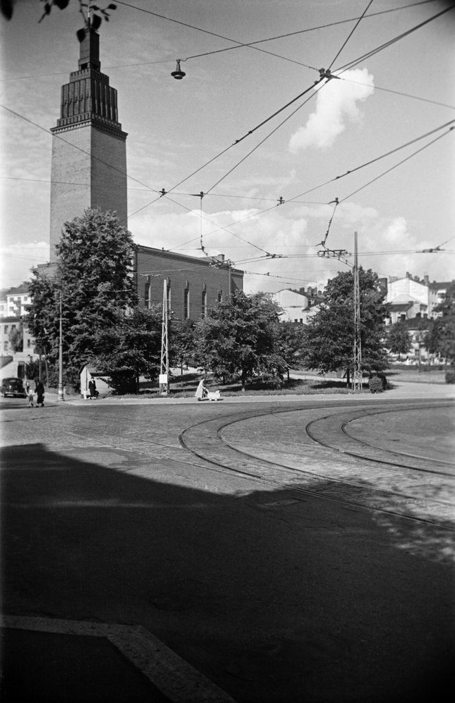 Katunäkymä Punavuoresta. Tehtaankatu 23. Mikael Agricolan kirkko. Se rakennettiin vuosina 1933?1935. Rakennus on tyyliltään lähinnä funktionalismia. Kirkon on suunnitellut arkkitehti Lars Sonck (1870?1956).