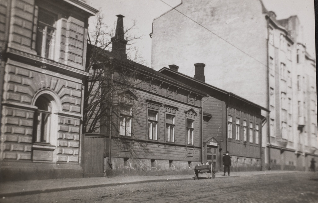 Kasarmikatu 16. Puutalo on purettu ja uusi rakennus on valmistunut v. 1927.