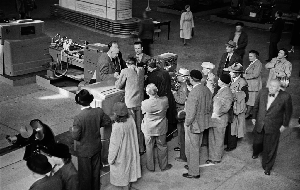 Neuvostoliiton teollisuusnäyttely Messuhallissa (=Töölön kisahalli).