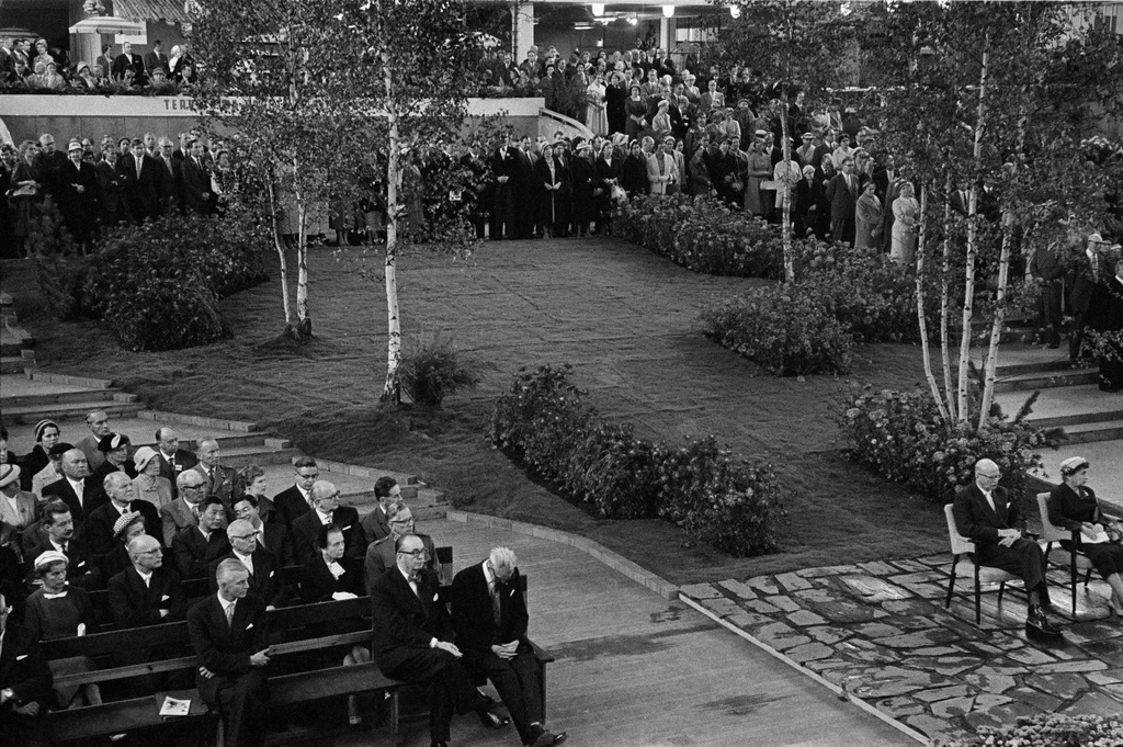 Messuhalli (=Töölön kisahalli), Puutarhanäyttelyn avajaiset. Yleisöä, oikealla presidentti Urho Kekkonen ja rouva Sylvi Kekkonen.