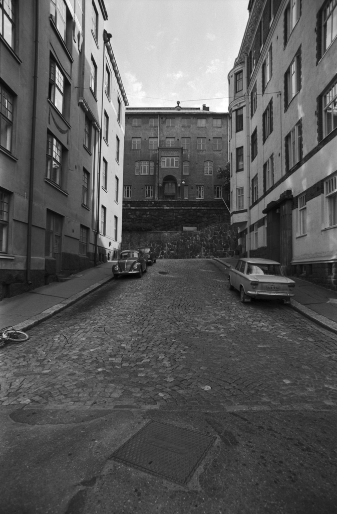 Näkymä Välikadulta Kirjatyöntekijänkadun suunnalta Kristianinkadulle päin. Taustalla Kristianinkatu 4, Meritullinkatu 33. Rakennuksessa toimi Kulmakoulu vuosina 1928-1982.