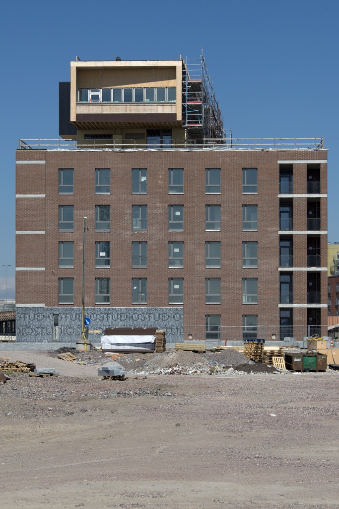 Kalasatama dokumentointi. Rakenteilla oleva kerrostalo, Arielinkatu 10.  Talon rakennuttaja on Helsingin kaupungin Asuntotuotantotoimisto. Talo sijaitsee Sörnäistenniemen autottomassa korttelissa.