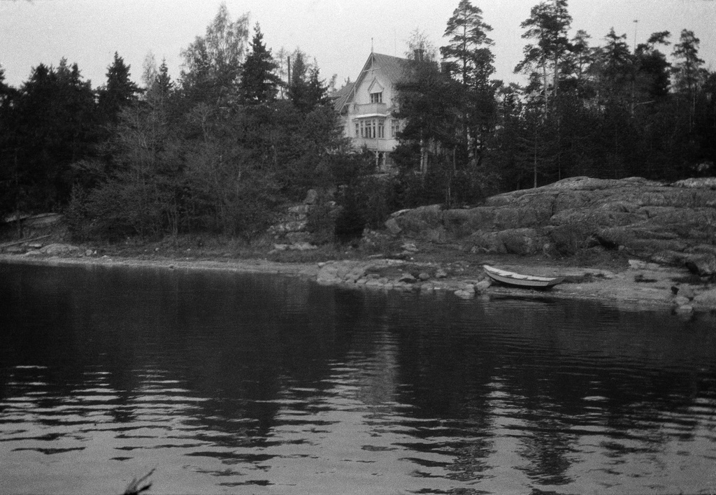 Humallahti (nykyinen Sibeliuksen puisto), Gustaf Pauligin huvila Hummelvik. Kuva on otettu ilmeisesti Humalluodolta rantaan päin.