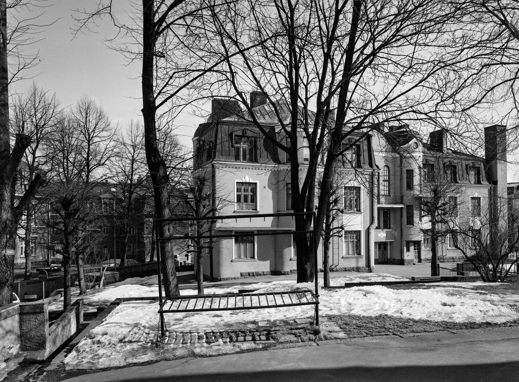 Chydeniuksentie 5, 3, taustalla Rehbinderintie 3, 1.