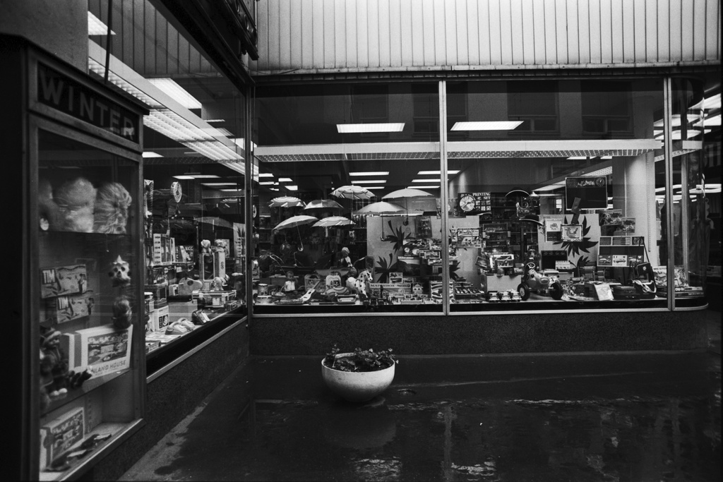 Aleksanterinkatu 21. Winterin lelukaupan näyteikkunoita City-käytävässä.