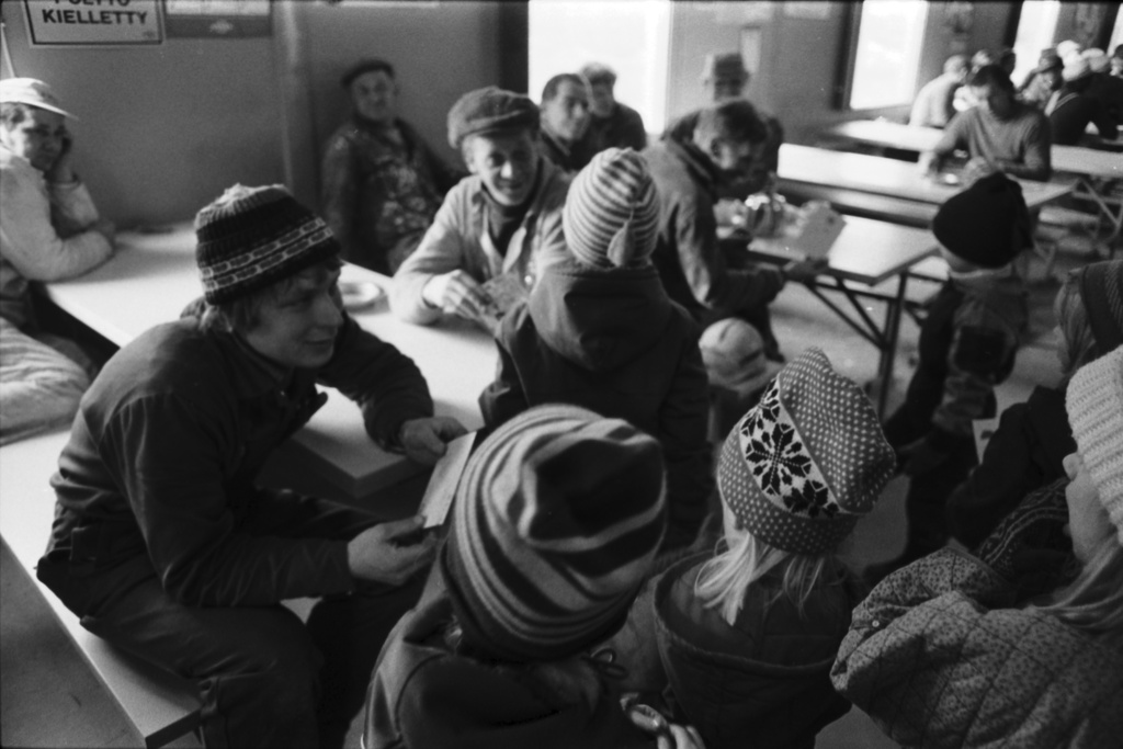 Ensi linja 3. Vironniemen päiväkodin lapset jakavat tekemiään tervehdyksiä rakentajille työmaaruokalassa Suomen Kaupunkiliiton toimitalon (Kuntatalon) rakennustyömaalle tehdyn tutustumiskierroksen jälkeen.