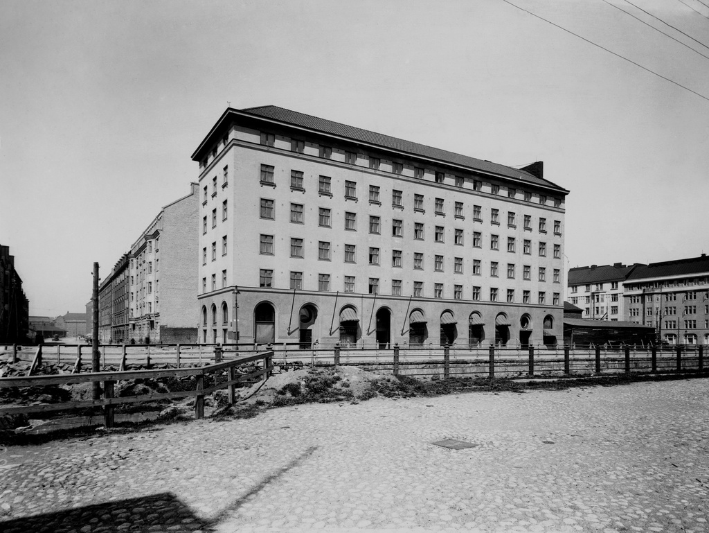 Pohjoinen Rautatiekatu 23, Runeberginkatu 13, 15, kuvassa edessä satamaradan kuilu.