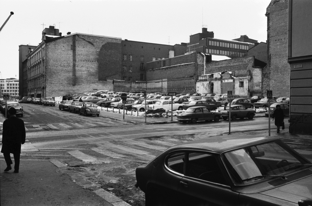 Meritullinkatu. Näkymä Meritullinkadulta Kirkkokadun kulmasta lounaaseen. Keskellä autojen parkkipaikka rakentamattomalla Meritullinkatu 8 / Kirkkokatu 4 kulmatontilla.