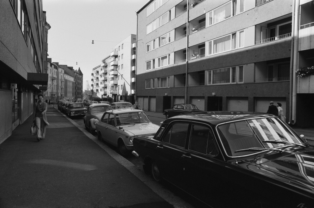 Punavuorenkatu. Näkymä Punavuorenkadulta Albertinkadun suunnalta lounaaseen Perämiehenkadulle päin. Vasemmalla Punavuorenkatu 14, oikealla Punavuorenkatu 11.