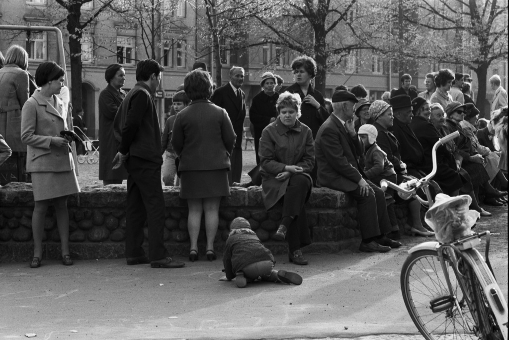 Karhupuisto. Fleminginkatu. Eri-ikäisiä ihmisiä Karhupuiston kiviaidan ympärillä puistotapahtuman aikaan.