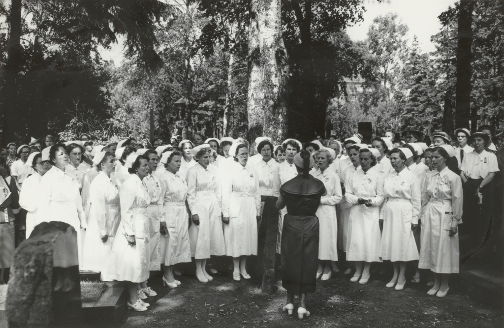 Sairaanhoitajalaulajat vapaaherratar Sophie Mannerheimin haudalla Hietaniemen hautausmaalla kesällä 1959 Pohjoismaisen sairaanhoitajakongressin yhteydessä. Kuoroa johtaa Terttu Jalasoja.