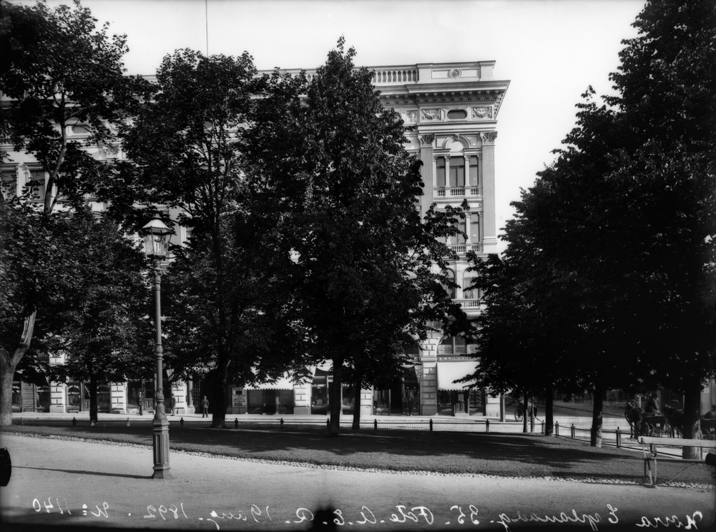 Esplanadin puisto, näkymä Teatteri Esplanaadilta (=Teatteriesplanadi) kohti Pohjois-Esplanaadikatu (=Pohjoisesplanadi) 35:ttä, oikealla vuokra-ajureita.