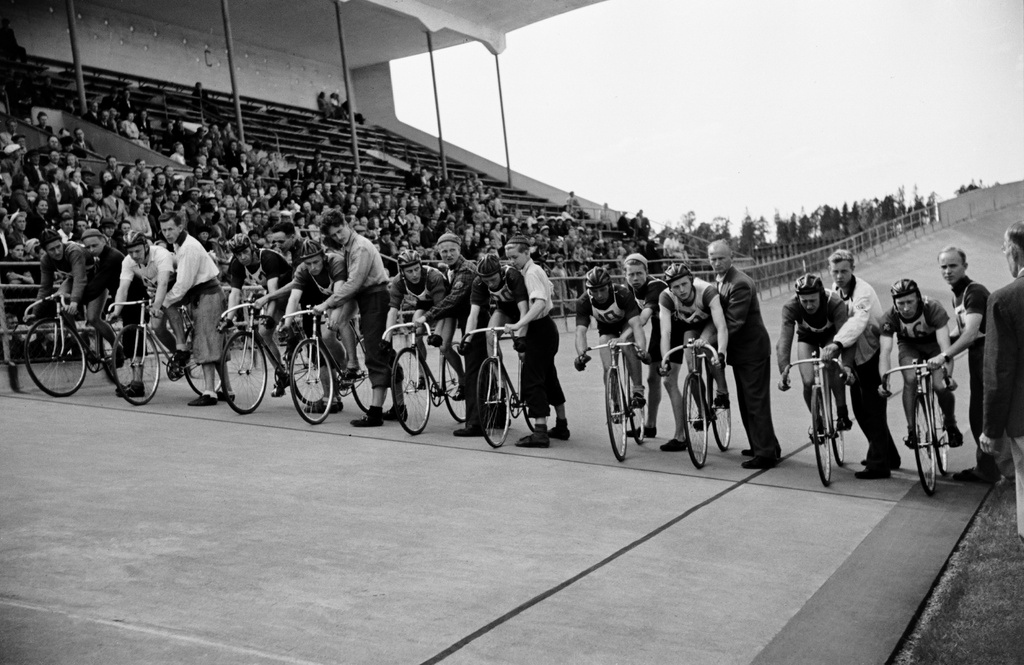 Velodrom, Helsingin pyöräilystadion, Suomen Työväen Urheiluliiton (TUL) tilaisuus, ratapyöräilijöitä.