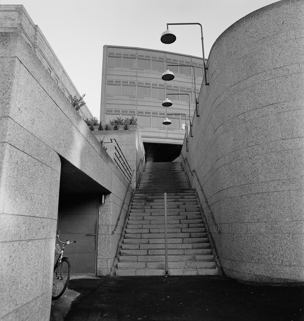 Eduskuntatalon laajennusosa, Aurorankatu 6. 1970. Arkkitehtitoimisto Pitkänen, Laiho & Raunion suunnittelema kolmiosainen laajennus valmistui vuonna 1978.[