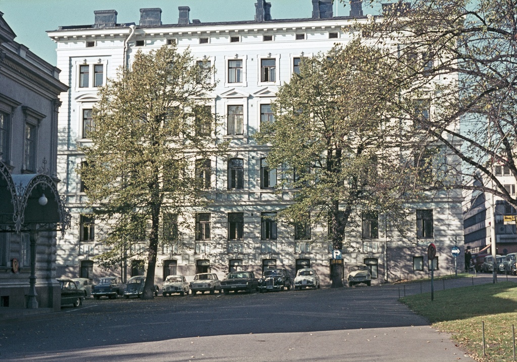 Albertinkatu 34, arkkitehti Onni Tarjanne (e. Törnqvist), 1890. Vasemmalla Suomen kansallisooppera (=Aleksanterin teatteri, Albertinkatu 32).