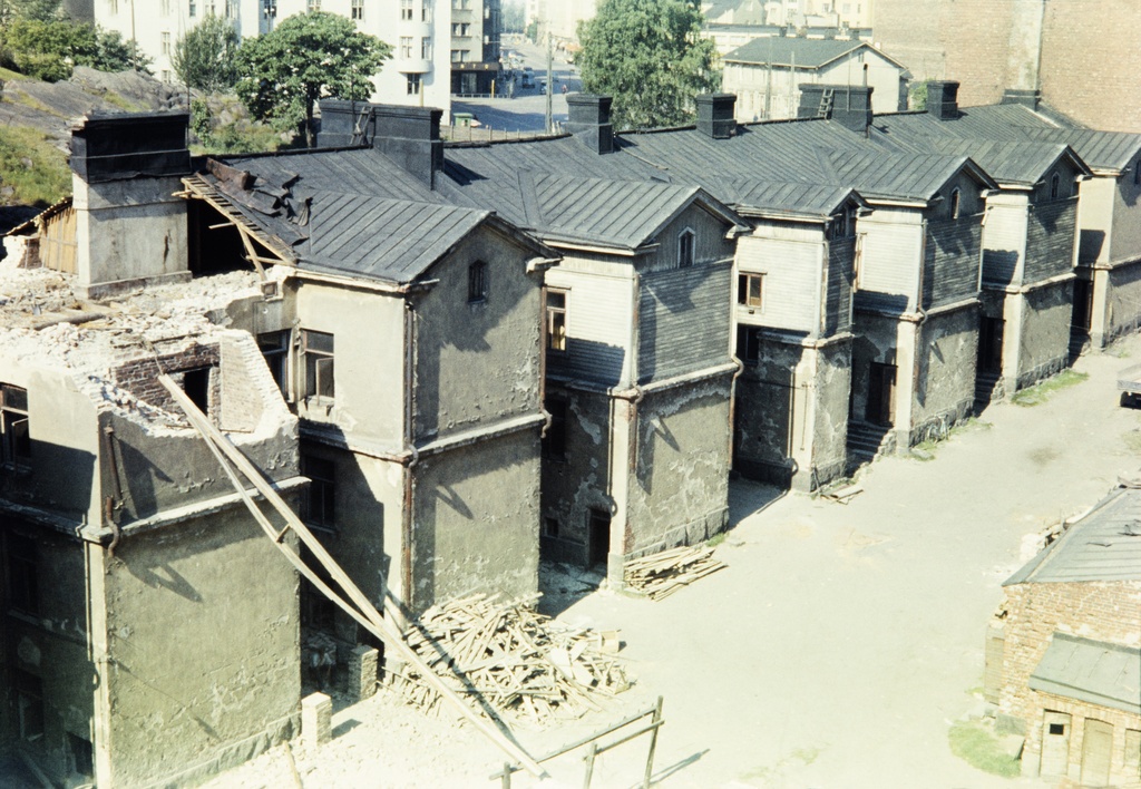 Vilhonvuorenkatu 2-4. Rakennuksia puretaan vakuutusyhtiö Kansan uuden toimistotalon, ns. Kansatalon tieltä. Kuva pihan puolelta. Taustalla Katri Valan puisto.