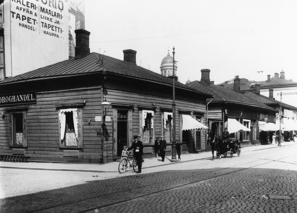 Näkymä Aleksanterinkadulta. Aleksanterinkatu 9, 7.  Kluuvikatu 5. Aleksanterinkadun ja Kluuvikadun kulmatontit rakennuksineen tulivat 1915 Elannon omistukseen.