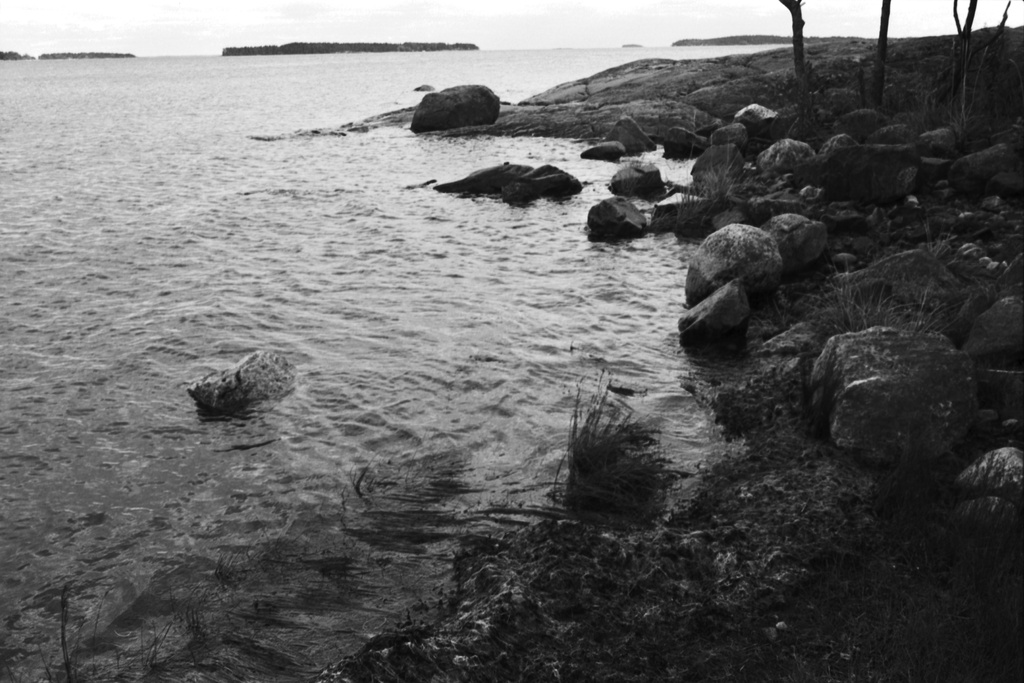 Särkkäniemi. Merenrantaa kivineen ja kallioineen Uutelassa.