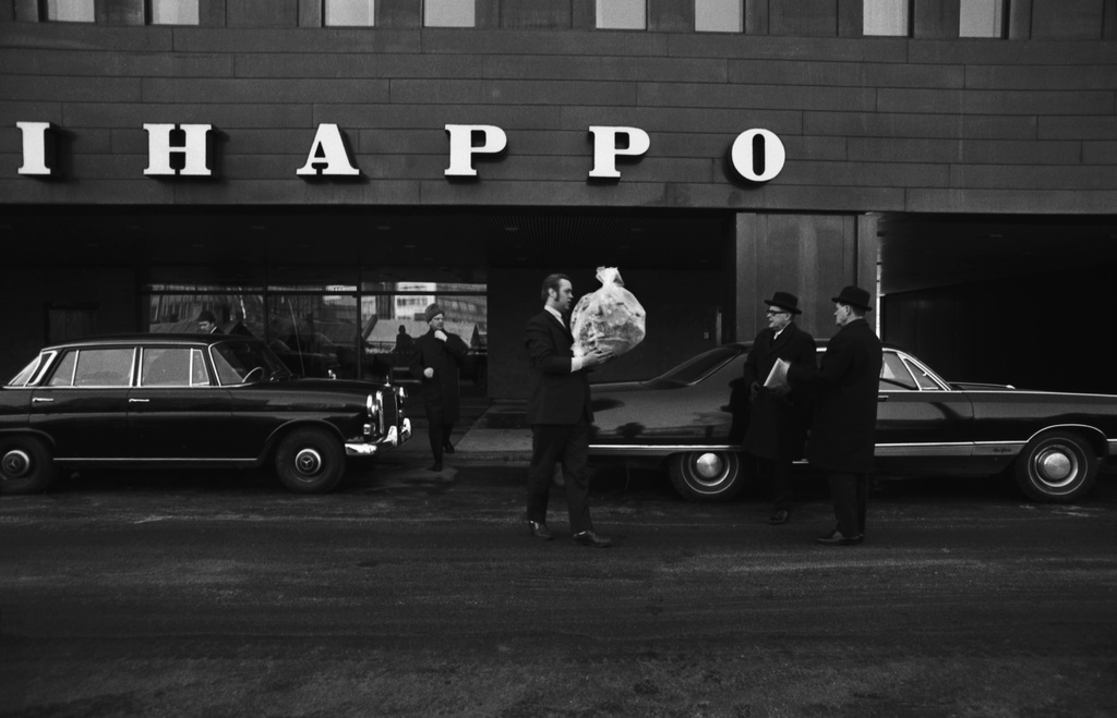 Malminkatu 30. Miehiä ja mustia autoja Rikkihappo Oy:n talon edustalla Malminkadulla. Vasemmalla Mercedes-Benz -henkilöauto, oikealla Chrysler New Yorker (vm. 1970 tai 1971).