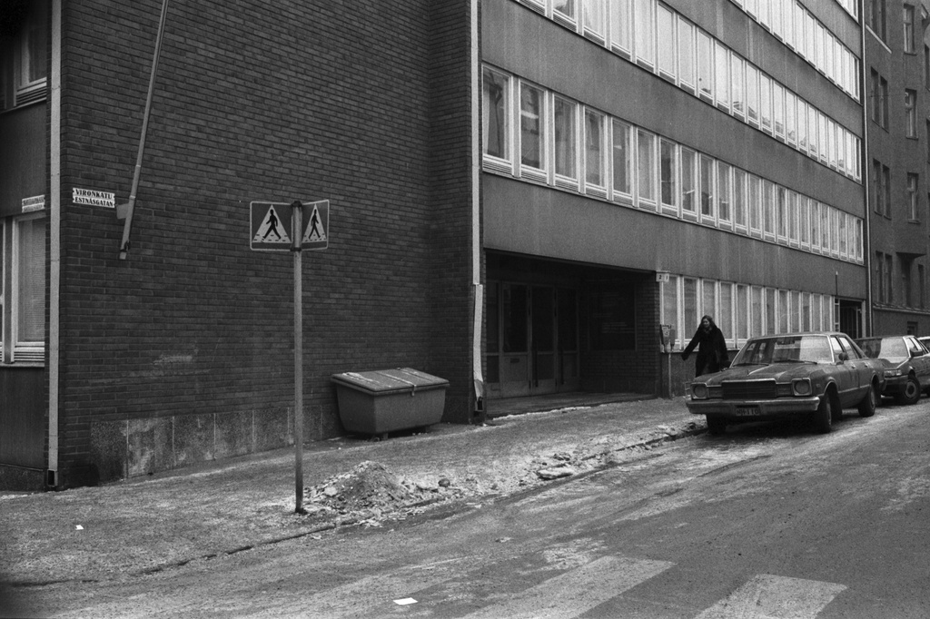 Vironkatu 2. Vironkatu 2:n talo Meritullinkadun kulmassa. Rakennuksessa on juuri aloittanut toimintansa Vironniemen terveysasema.