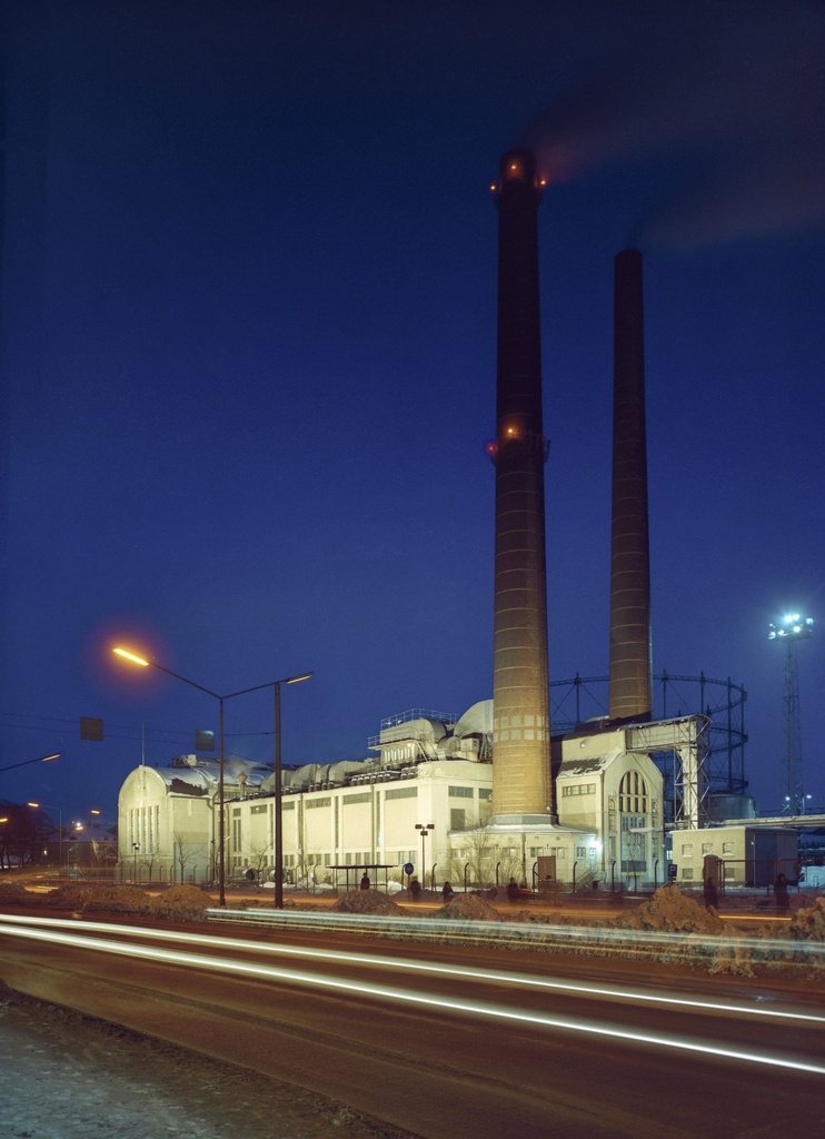 Suvilahden voimalaitos, iltavalaistus. Sörnäisten rantatie 22. Laitoksen takana Suvilahden vuonna 1929 valmistunut 50 000 kuutiometrin kaasukello.