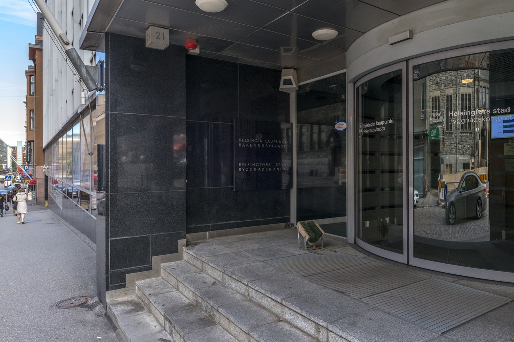 Kasarmikatu 21, Rakennusvirasto. Rakennusviraston pääsisäänkäynti Kasarmikadulla.