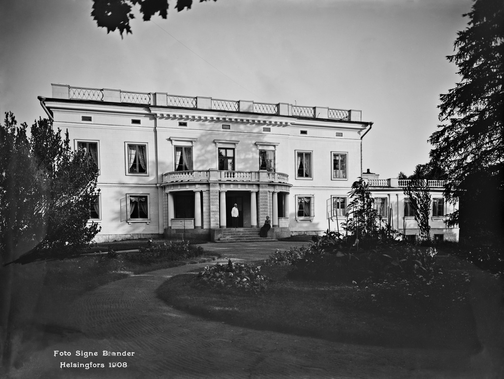 Munkkiniemen kartanon päärakennus. Portailla vapaaherra kenraali Georg Ramsay ja vapaaherratar Elisabeth Ramsay.