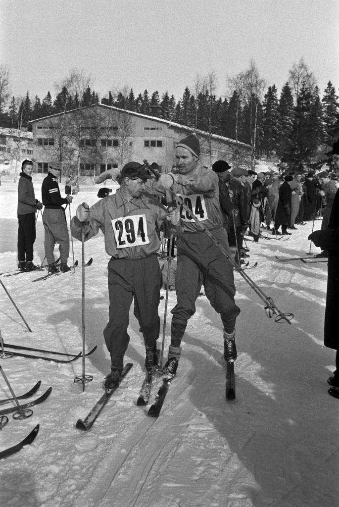 Hiihtäjiä, hiihtokilpailut Ruskeasuon liikuntapuistossa. Taustalla Ruskeasuon tallit.