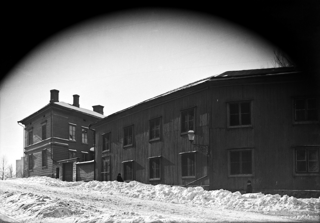 Läntinen Heikinkatu 2 (=Erottajankatu) - Uudenmaankatu 1. Entinen Laguksen talo Heikinkadun puolelta.