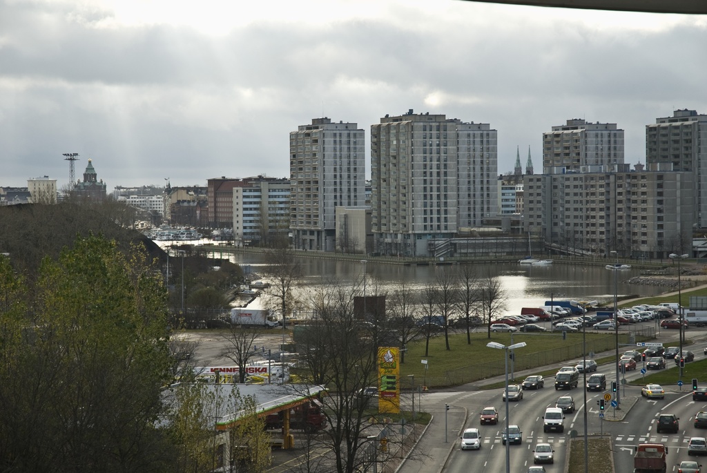 Merihaka nähtynä Sörnäisten rantatie 23:sta. Hakaniemenranta 22, 24, 26, 28 ja 30.  Etualalla Sörnäisten rantatie ja Väinö Vähäkallion puisto.