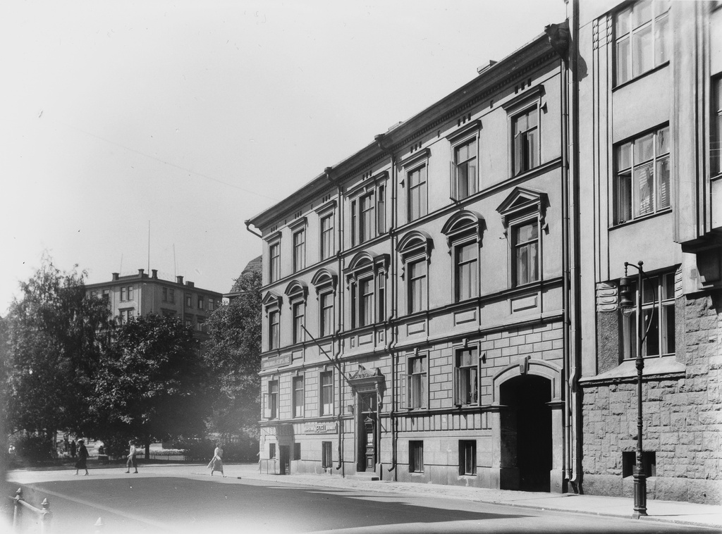Ullanlinnankatu 5 (1861, rakennuttanut Grönstrand, mahd. myös talon piirtäjä).