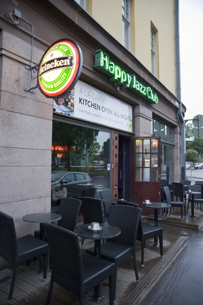 Jazzmusiikkifanit. Happy Jazz Club Storyville on Etu-Töölössä sijaitseva ravintola, joka on erikoistunut kaikenlaiseen jazzmusiikkiin. Ravintolan kellarikerroksessa järjestetään livejazzkeikkoja neljänä päivänä viikossa.