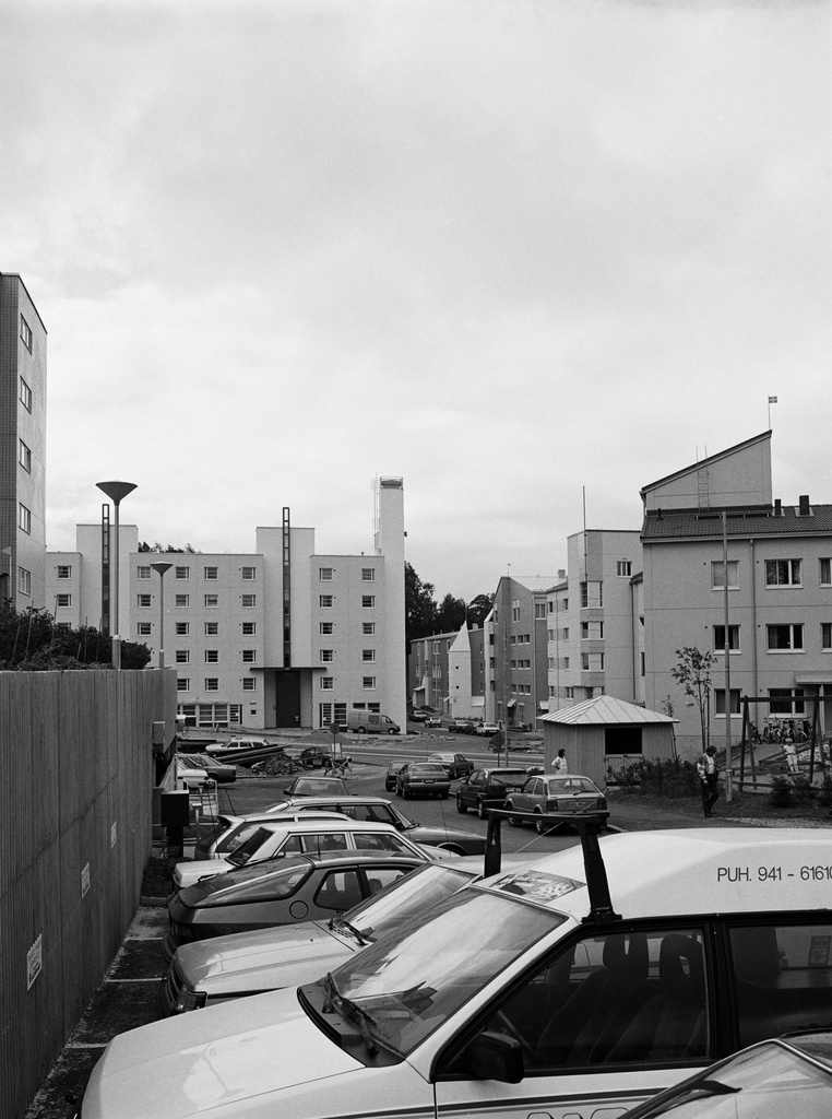 Pikku Huopalahti. Vasemmalla Mannerheimintie 168.  Oikealla Velkuanpolku 2, 1,  Paimionkuja 1.