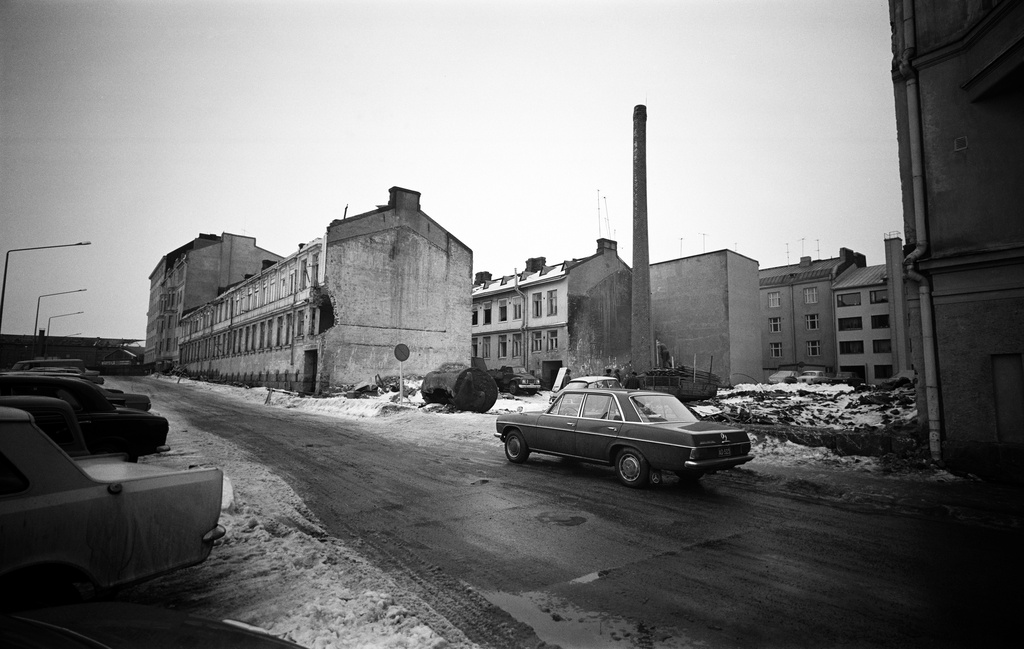Purkamistöitä. Hernesaarenkatu 13.