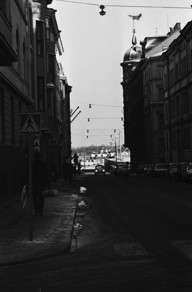 Kruununhaka. Näkymä Kirkkokadulta Mariankadun kulmasta Pohjoisrannan suunntaan.